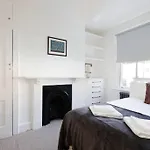 Superb 2 Bed Townhouse Next To The Level Park