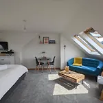Spacious Unique Brighton Home Free Parking