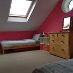 Bright Cosy House, Garden, Central To Town & Beach