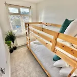 Large Four Bedroom - With Hot Tub And Parking - Sleeps 8
