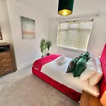 Large Four Bedroom - With Hot Tub And Parking - Sleeps 8