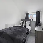 Chic Retreat Coastal Town Sleeps 4