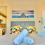 Pier View Retreat - Close To Beach - Sea Views With Parking