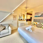 Pier View Retreat - Close To Beach - Sea Views With Parking