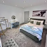 Clarendon House - Hot Tub