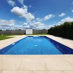 The Penthouse - 1 Bedroom Apartment - Ocean Breeze