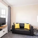 Beautiful Large Property, Sleeps 9 Walking Distance To The Sea , Beaches And Restaurants Fantastic Interior