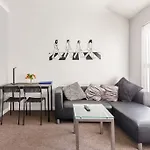 Cosy 2 Bed Apartment With Roof Terrace