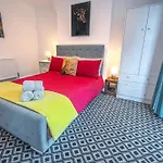 Central 3 - Bedroom Townhouse In Brighton With Parking
