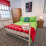 Central 3 - Bedroom Townhouse In Brighton With Parking