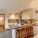 2 Bed In Hope Cove 90024