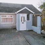 3-Bedroom Home - Private Parking & Spacious Rooms - Perfect For Those Working In Swansea - By Tailored Accommodation