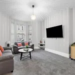 Large Stylish 6 Bedroom House