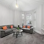 Large Stylish 6 Bedroom House