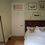 Stylish Victorian Apartment For Two In Edinburgh