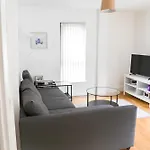 Serviced Apartment In Liverpool City Centre - Free Parking - Balcony - By Happy Days