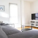 Serviced Apartment In Liverpool City Centre - Free Parking - Balcony - By Happy Days