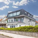 3 Bed Garden Apt, Clifftop, Sleeps 8 With Parking And Lazy Spa