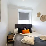 Cosy Central 2 Bedroom - Near Brighton Beach & Shops!