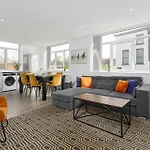 Flatzy - 16 Guests 4 En-Suite Central Apartment A