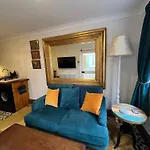 Captain'S Nook, Luxurious Victorian Apartment With Four Poster Bed And Private Parking Only 8 Minutes Walk To The Historic Harbour