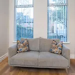 Modern 2 Bdr Apartment At Queens By Belfast City Breaks