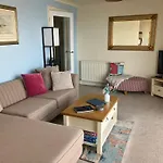 Crows Nest Apartment, At Clipper House With Free Onsite Allocated Parking