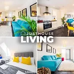 New Modern Townhouse Close 2 Centre Private Parking