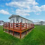Lovely 6 Berth Caravan With Decking, Wifi And Onsite Beach Access Ref 68004Cl