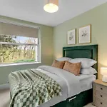 Coastal 6-Bed With Hot Tub
