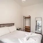 Modern 2 Bed Apartment In Waterloo Liverpool