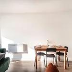 Modern 2 Bed Apartment In Waterloo Liverpool