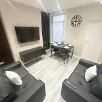 4 Bedroom, Sleeps 8, Free Parking, 5 Mins From Lfc, 15 Mins City Centre