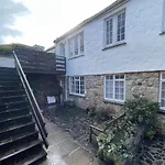 3 Redfern Court