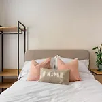 Stylish 2-Bed Garden Apartment