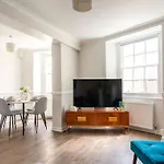 Stylish 2-Bed Garden Apartment