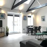 Modern~ Reverse Level~2 Bed~Townhouse~Central~Penzance