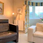 The Garden Apartment - Beautiful Spacious Garden Apartment With Two Bedrooms And Two Parking Spaces