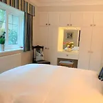 The Garden Apartment - Beautiful Spacious Garden Apartment With Two Bedrooms And Two Parking Spaces