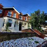 One Bed Apartment, Close To Train, City, Beach And Hospital Long Booking Welcome
