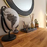 Half Moon Luxury One Bedroom - Spacious Apt Romantic Getaway With A Hot Tub, 5 Min Away From Eastbourne Centre , Free Parking