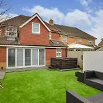 Home In Southsea With Hot Tub, Close To The Sea