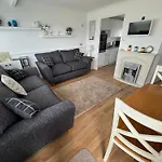 Chalet 145, Hemsby - Two Bed Chalet, Sleeps 5, Pet Friendly, Bed Linen And Towels Included And Close To Beach!
