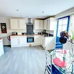 Luxury 2 Bed Cottage Close To Beach-With Parking!