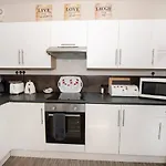 Seabirds - Cosy Ground Floor Apartment With Parking Space