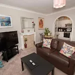 Seabirds - Cosy Ground Floor Apartment With Parking Space