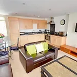 Stylish 2 Bed Apartment With Great Views