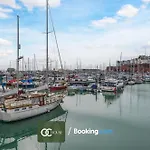Elegant 2 Bed Harbour Front Flat By Oc House Short Lets & Serviced Accommodation Gillingham, Ramsgate, Folkestone With Balcony