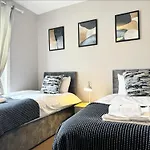 Best Price! - Newly Refurbished - Seaside Terrace House- 7 Guests