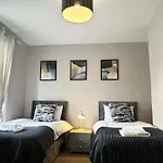 Best Price! - Newly Refurbished - Seaside Terrace House- 7 Guests